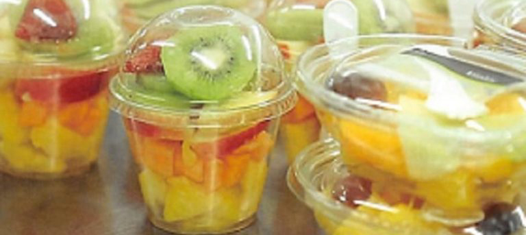 fruits frais découpés dans des gobelets en plastique