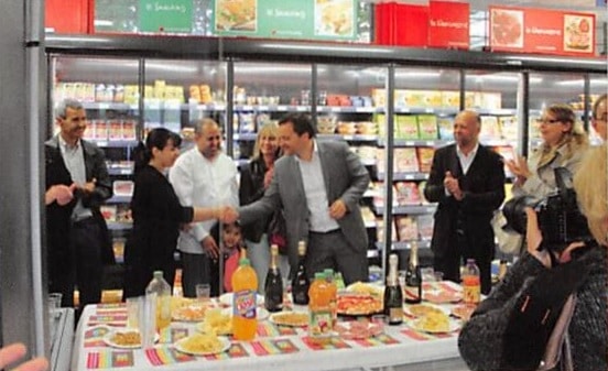 convives d'une inauguration de magasin autour d'apéritifs divers