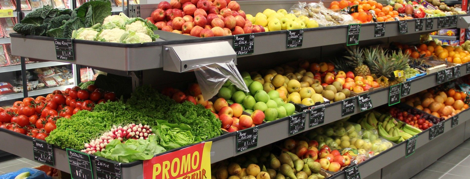 rayon de fruits et légumes rempli de produits d'été