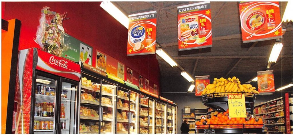 rayon en promotions d'un coccimarket. Les promotions pendent du plafond