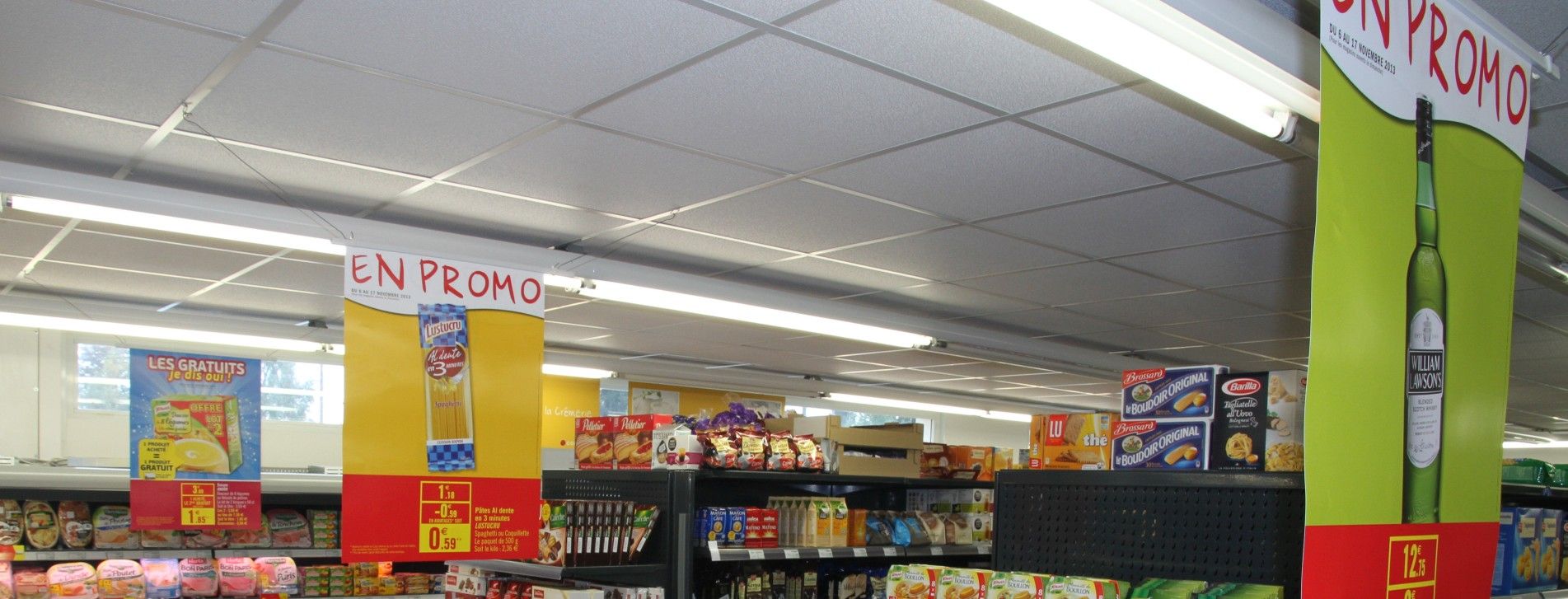 plafond et hauts de rayons coccinelle supermarché