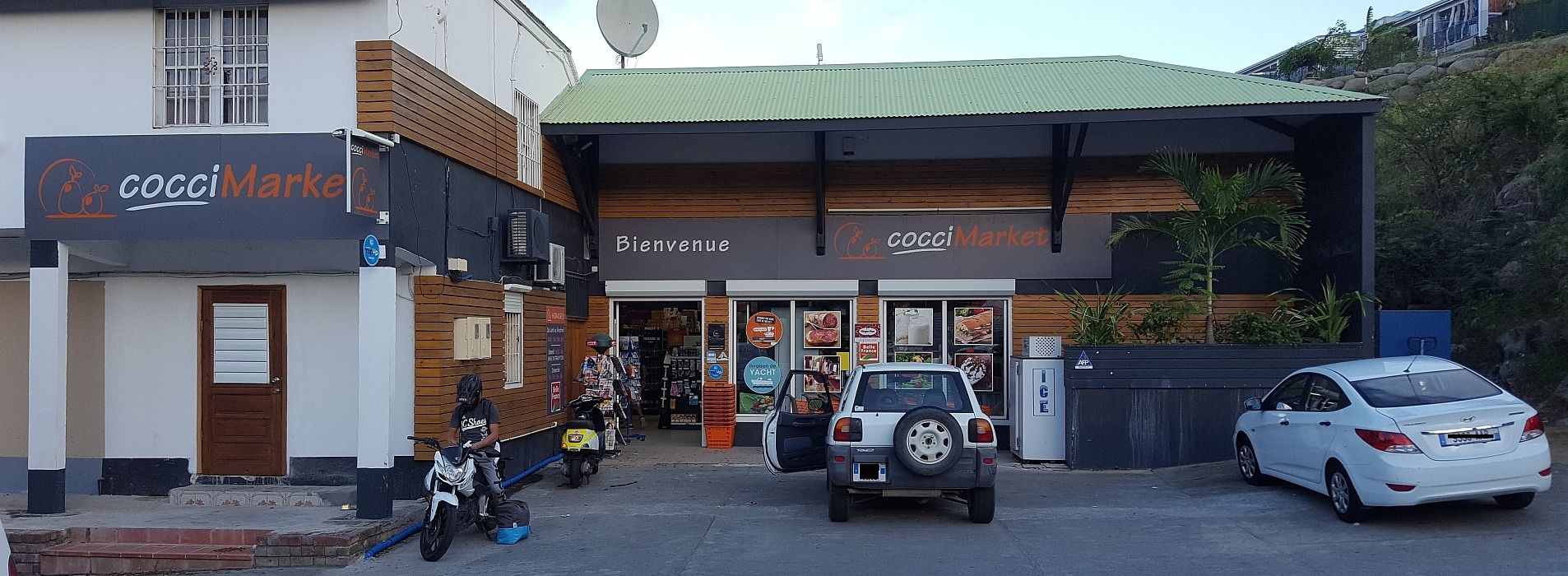 parking de coccimarket avec deux voitures garées