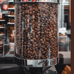 café en grains dans un distributeur en plastique