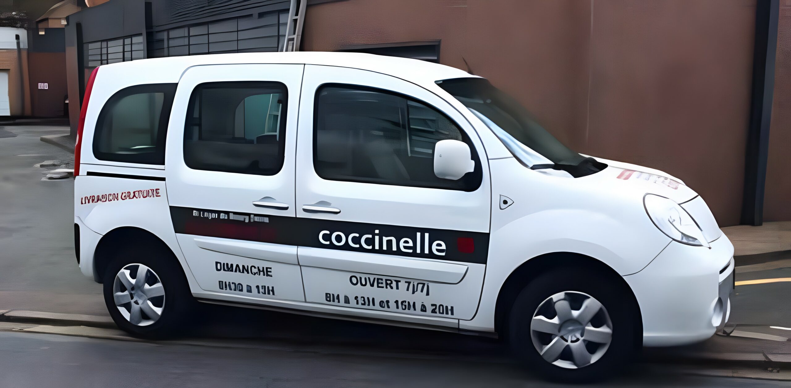 voiture de livraison coccinelle supermarché sur le trottoit