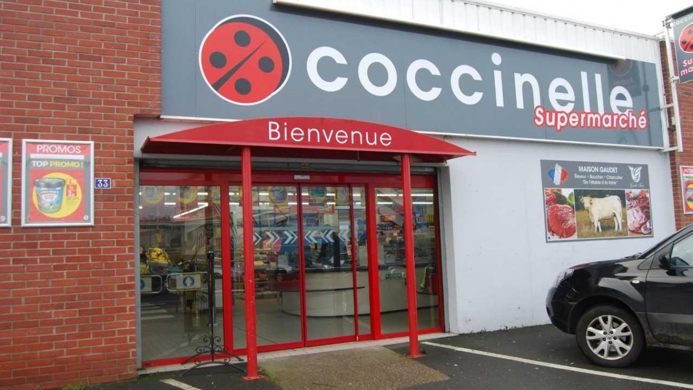 supermarché coccinelle avec portes en verre et voiture garée dans le parking